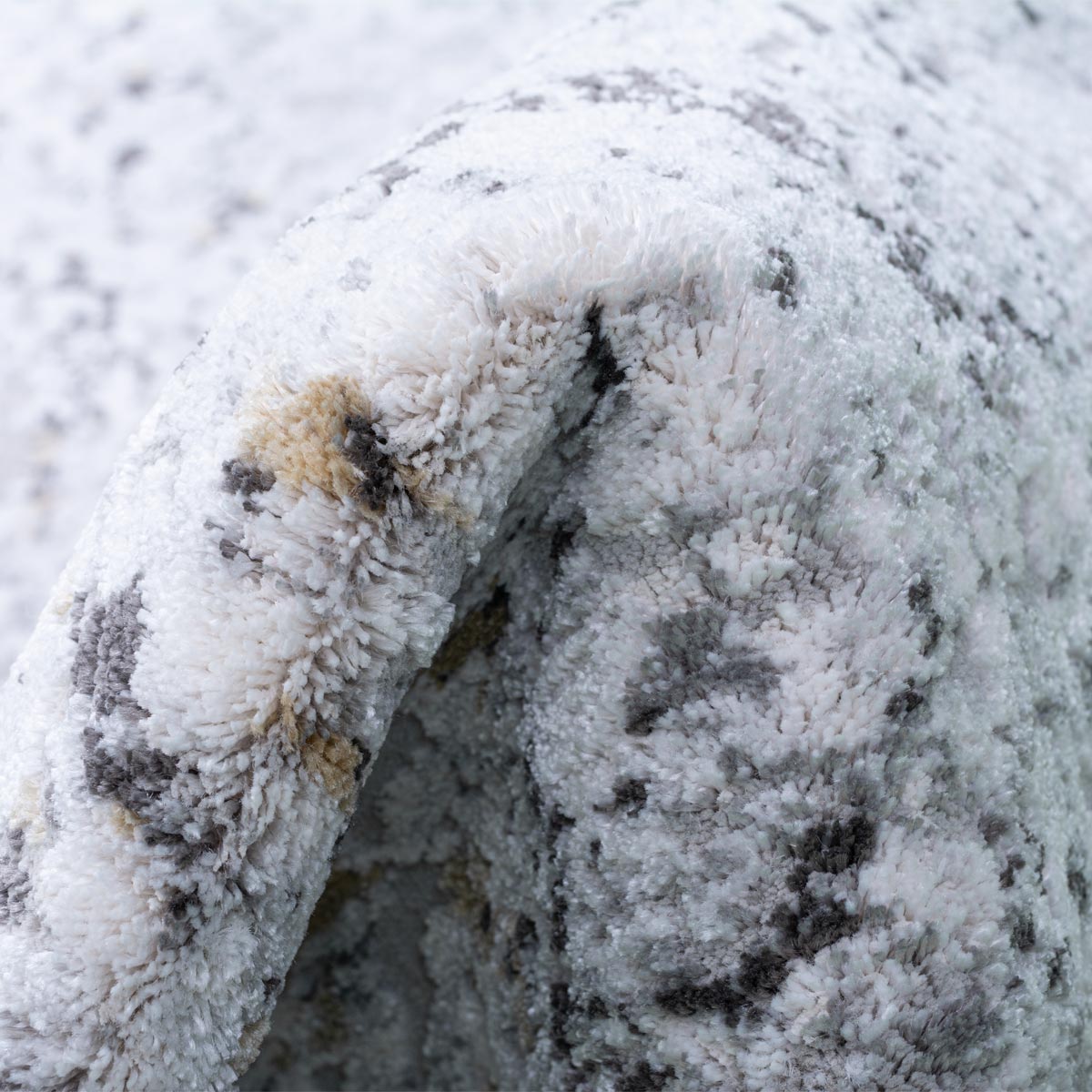 שטיח מילאנו 46 לבן/אפור עם פרנזים | השטיח האדום
