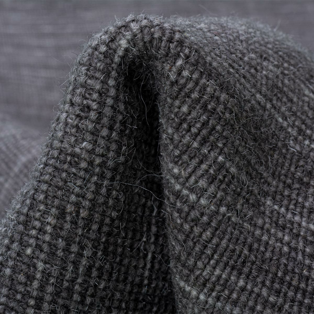 שטיח יעל 02 אפור עם פרנזים | השטיח האדום