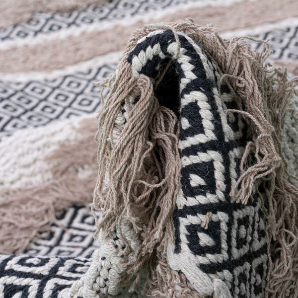 שטיח קילים נורדי 07 בז'/קרם/שחור עם פרנזים KILIM - hover