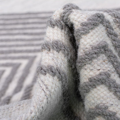 שטיח קילים סקנדינבי 16 לבן/אפור בהיר עם פרנזים | השטיח האדום