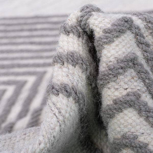 שטיח קילים סקנדינבי 16 לבן/אפור בהיר עם פרנזים KILIM - hover