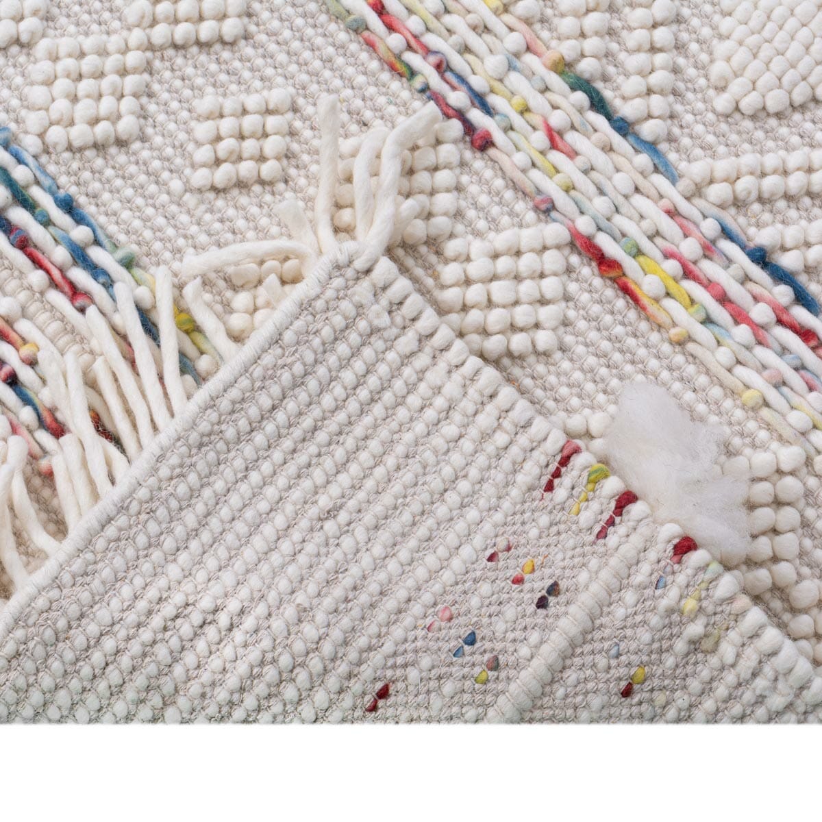 שטיח נירוונה 07 לבן/צבעוני עם פרנזים | השטיח האדום