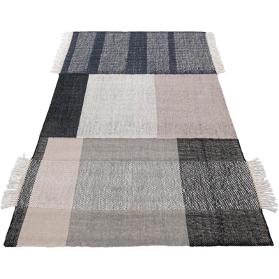 שטיח קילים סקנדינבי 21 שחור/ורוד/אפור עם פרנזים | השטיח האדום