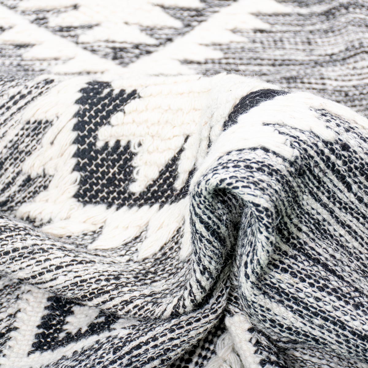 שטיח קילים סקנדינבי 06 אפור עם פרנזים | השטיח האדום