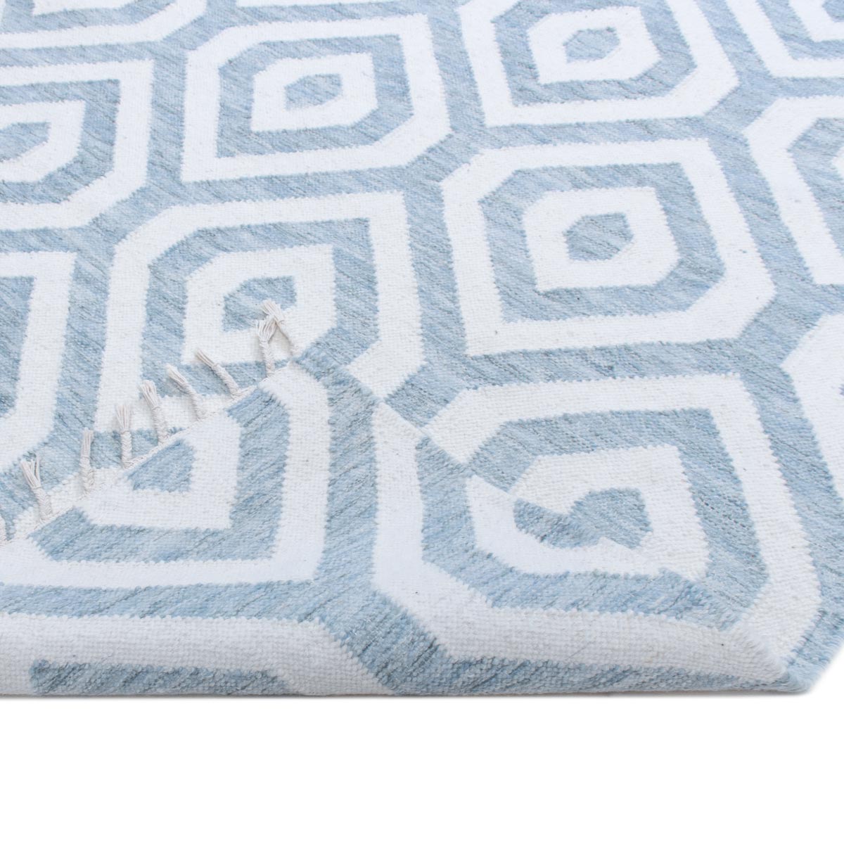 שטיח קילים הדס 02 תכלת/לבן עם פרנזים | השטיח האדום