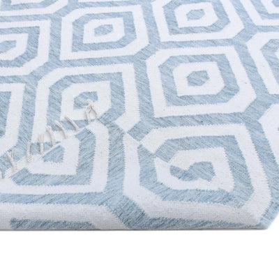 שטיח קילים הדס 02 תכלת/לבן עם פרנזים | השטיח האדום
