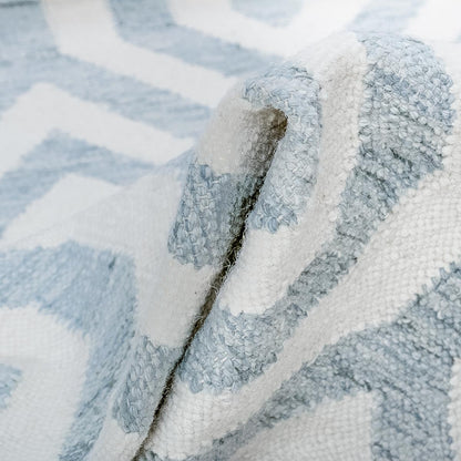 שטיח קילים הדס 02 תכלת/לבן עם פרנזים | השטיח האדום