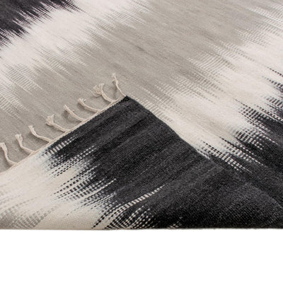 שטיח קילים הדס 12 שחור/אפור/לבן ראנר עם פרנזים | השטיח האדום