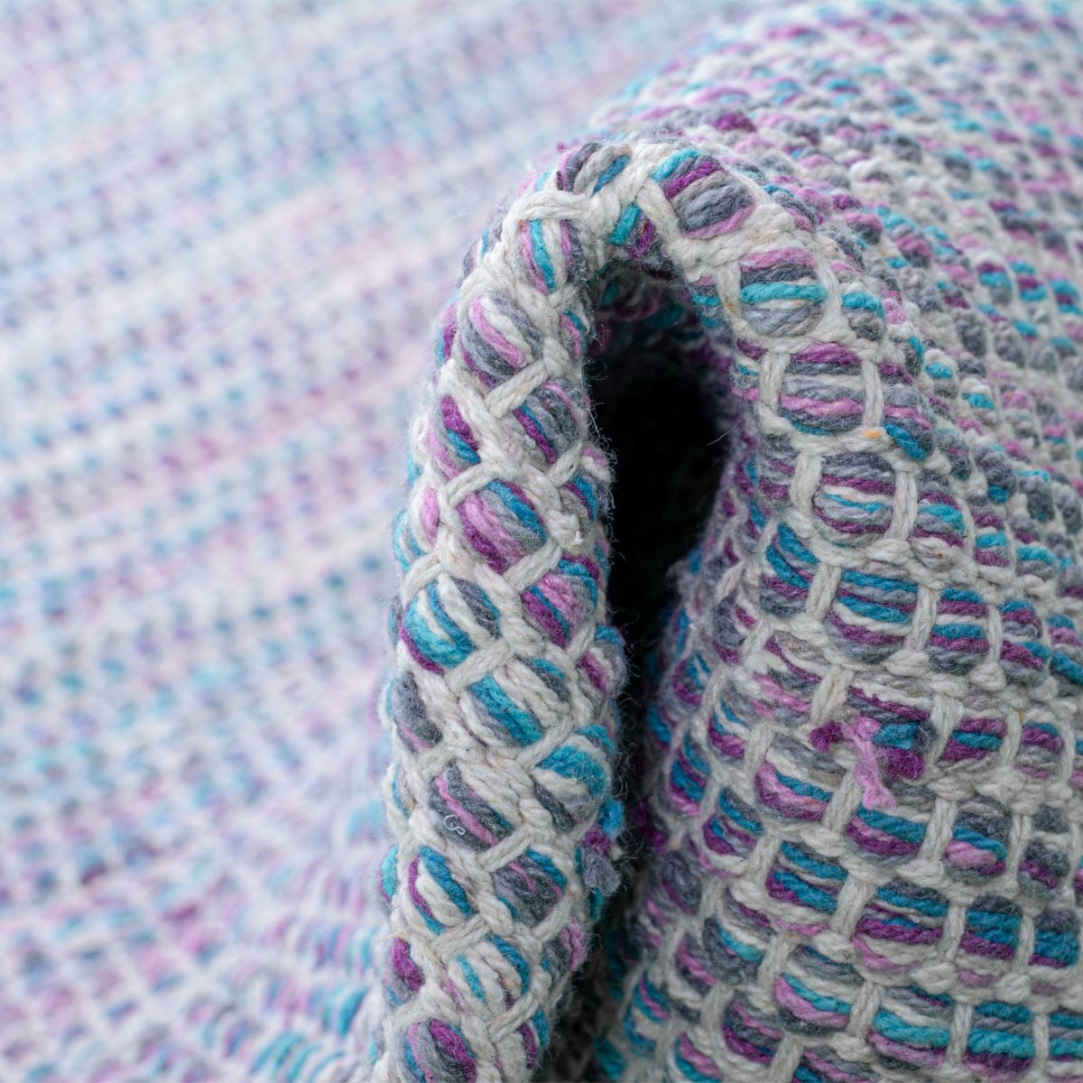 שטיח גפן כותנה 01 לבן/סגול/כחול עם פרנזים | השטיח האדום