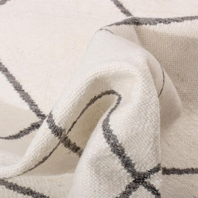 שטיח קילים שוהם 01 לבן עם פרנזים | השטיח האדום