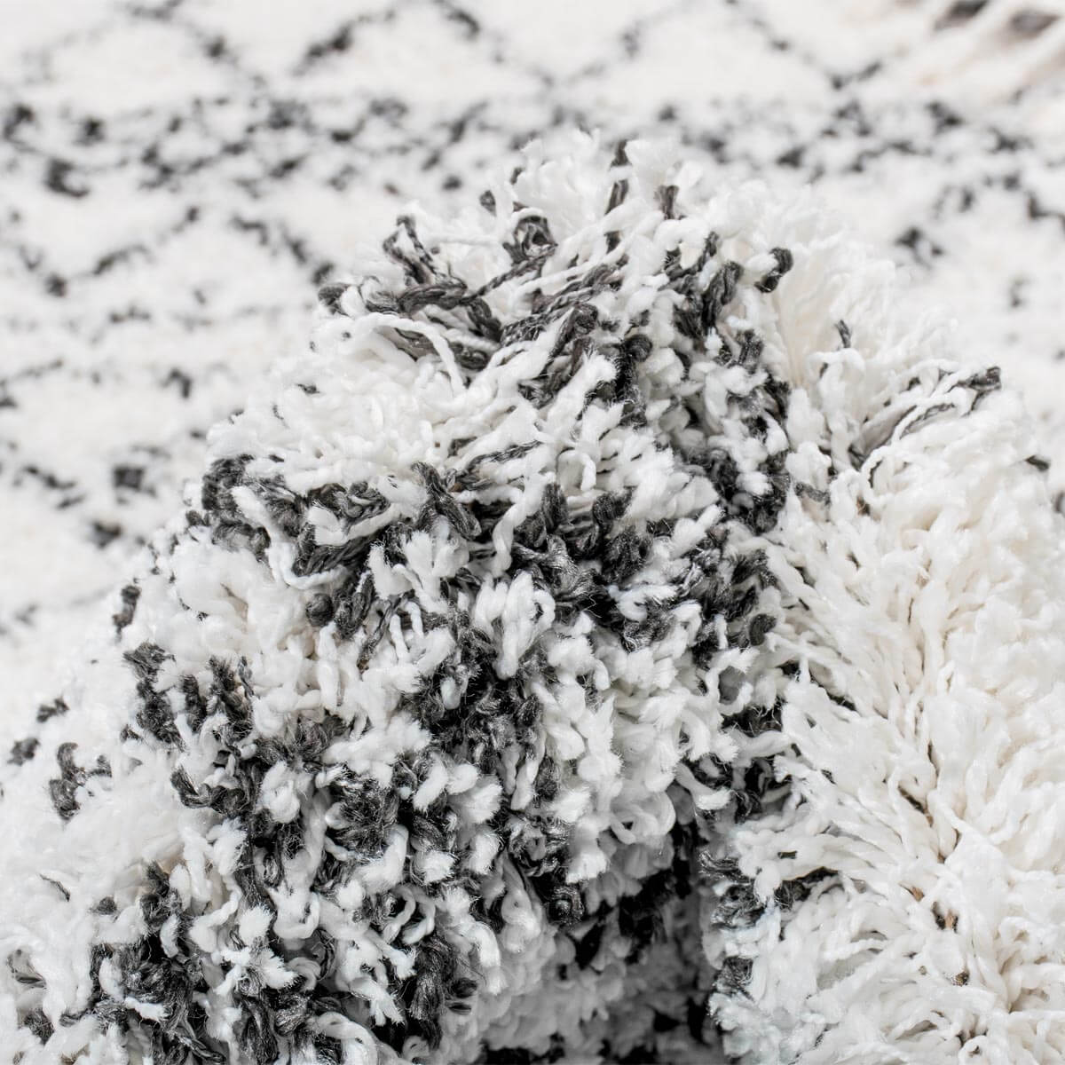 שטיח קזבלנקה 01 לבן/שחור עם פרנזים | השטיח האדום