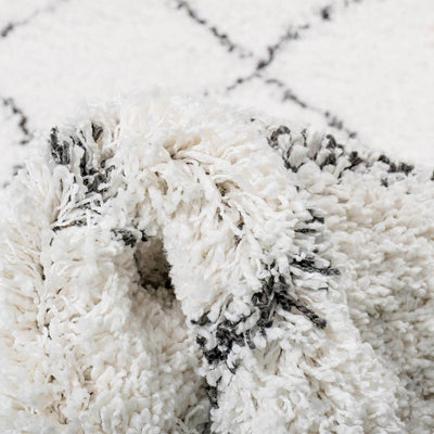 שטיח קזבלנקה 03 לבן/שחור עם פרנזים | השטיח האדום