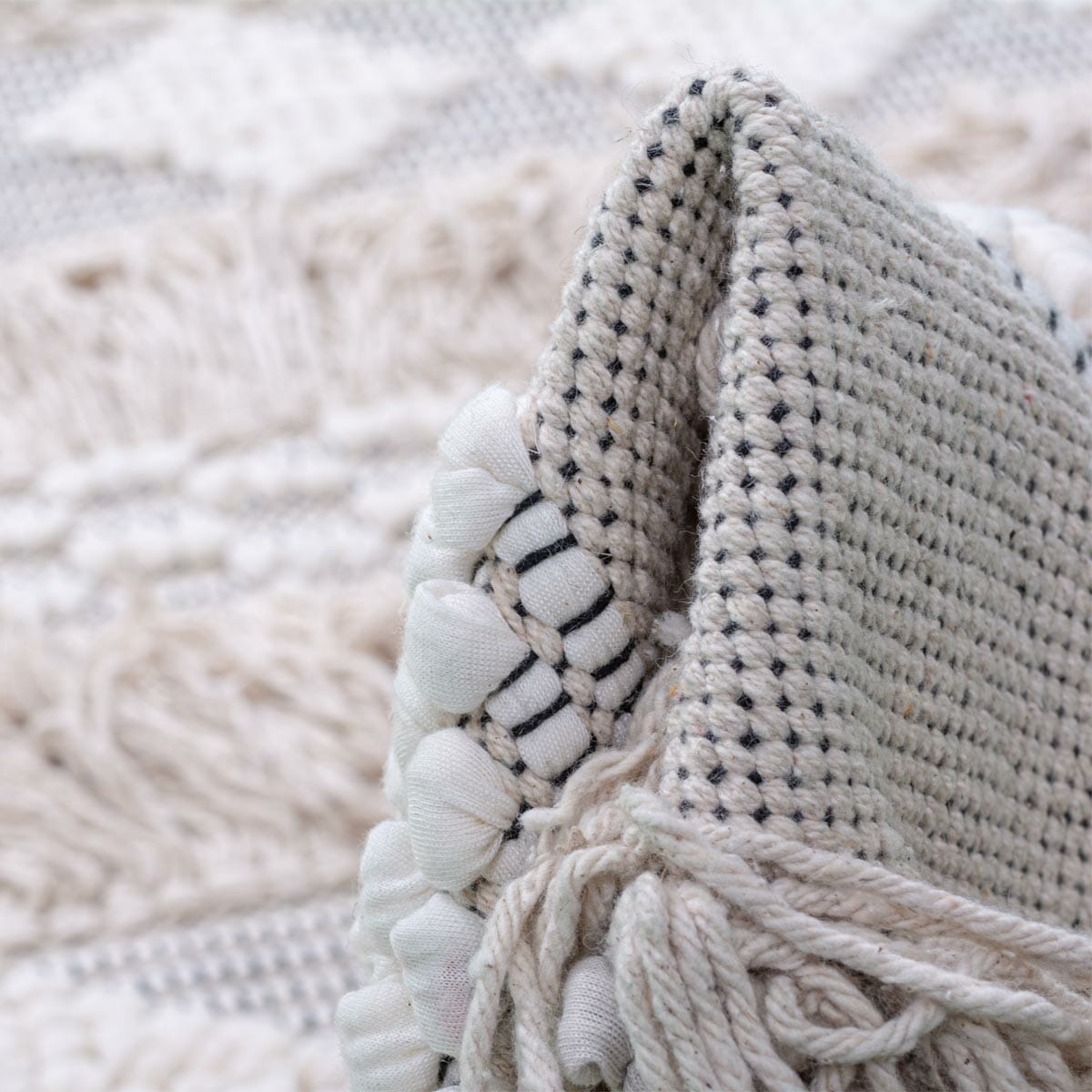 שטיח גפן כותנה 08 בז'/אפור/שחור עם פרנזים | השטיח האדום