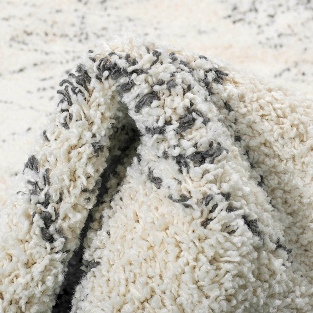 שטיח שאגי מרקש 04 קרם/שחור עם פרנזים | השטיח האדום