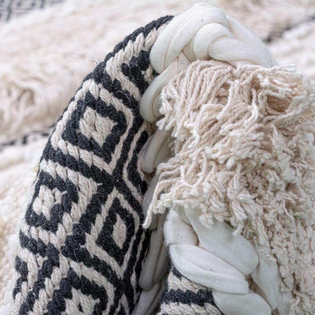 שטיח גפן כותנה 09 קרם/בז'/שחור עם פרנזים | השטיח האדום