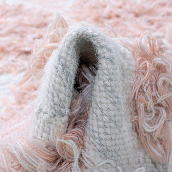 שטיח קילים סקנדינבי 23 לבן/ורוד ראנר עם פרנזים KILIM - hover