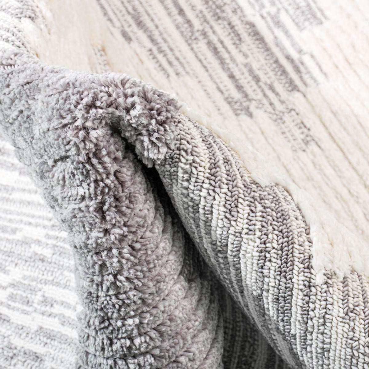 שטיח אטלס 06 אפור/קרם עם פרנזים | השטיח האדום