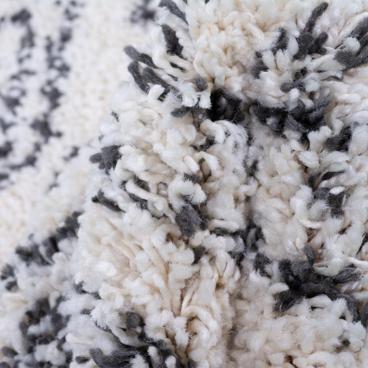 שטיח שאגי מרקש 08 קרם/שחור ראנר עם פרנזים | השטיח האדום