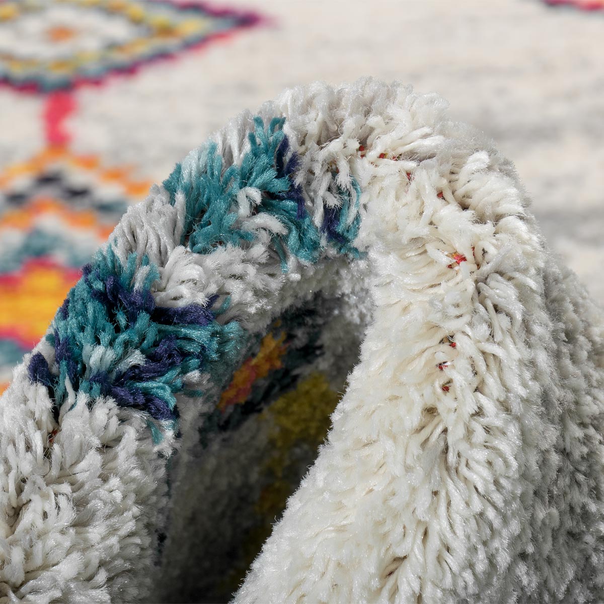 שטיח מיקונוס 01 קרם/אפור עם פרנזים | השטיח האדום