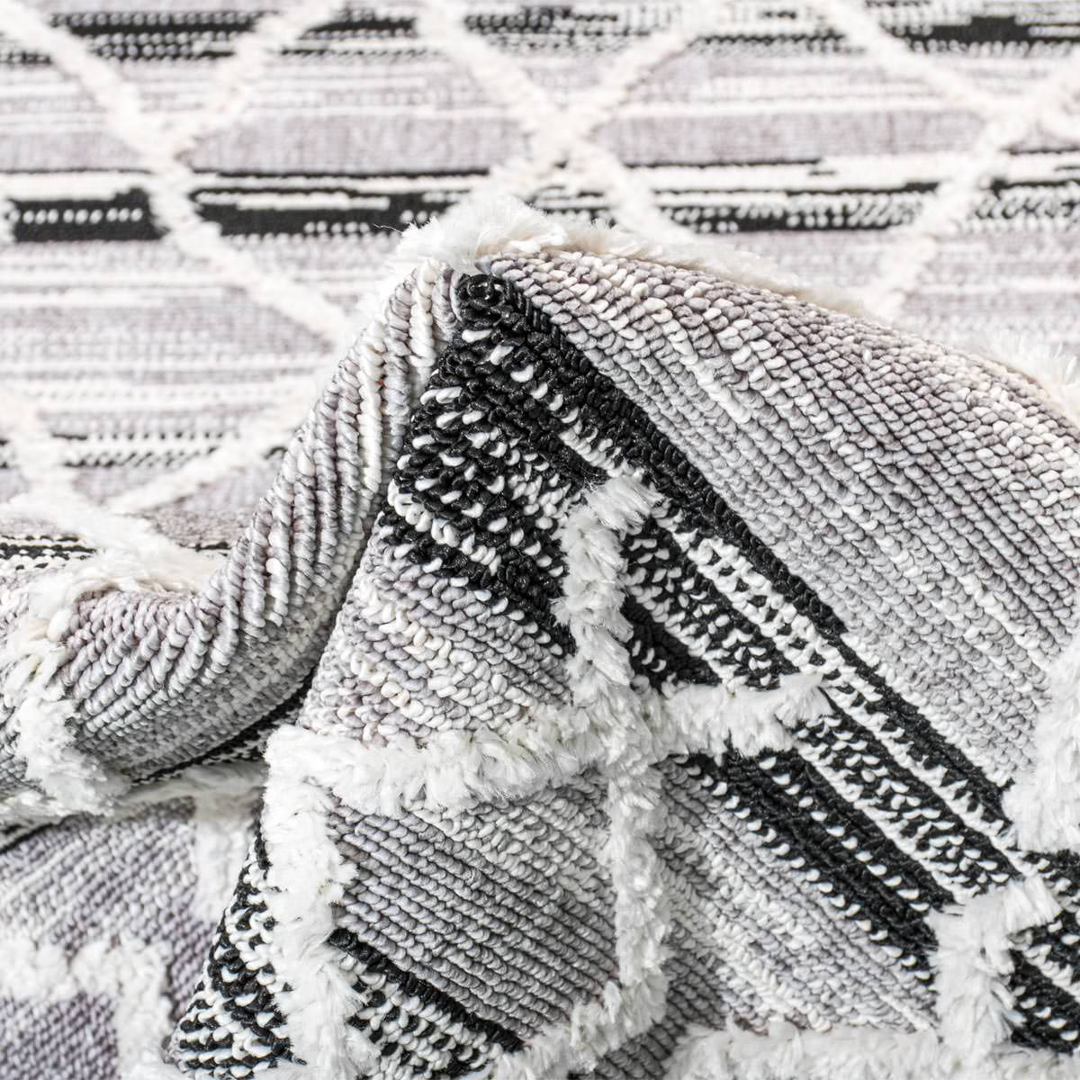 שטיח אטלס 02 אפור/שחור/קרם ראנר עם פרנזים | השטיח האדום