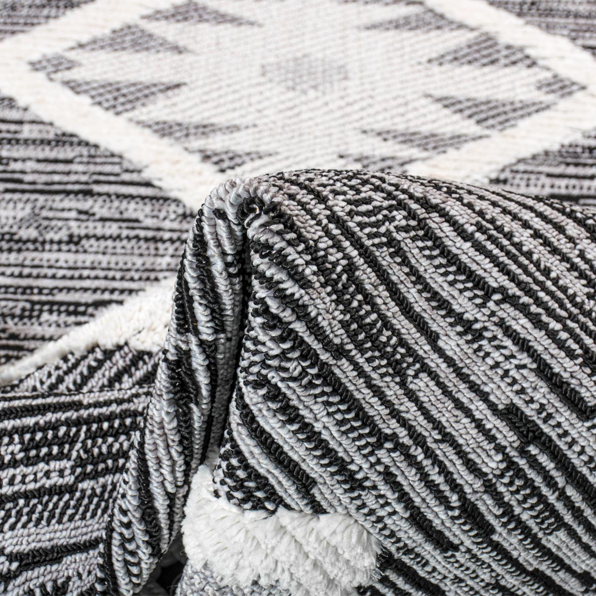 שטיח אטלס 04 אפור כהה עם פרנזים | השטיח האדום