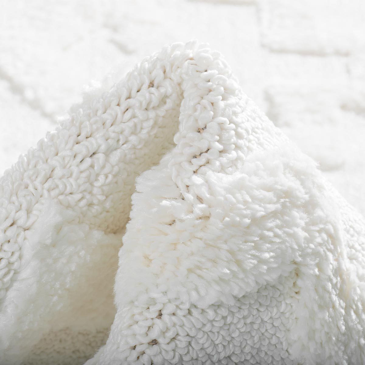 שטיח אטלס 10 קרם עם פרנזים עבים | השטיח האדום