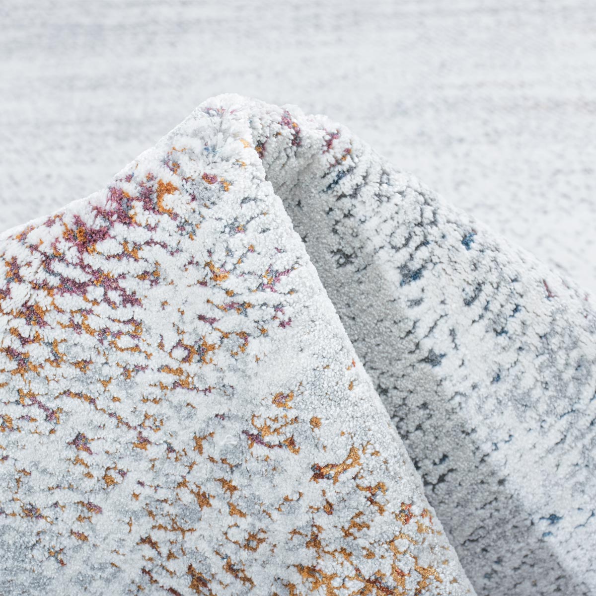 שטיח מילאנו 44 לבן/אפור עם פרנזים | השטיח האדום