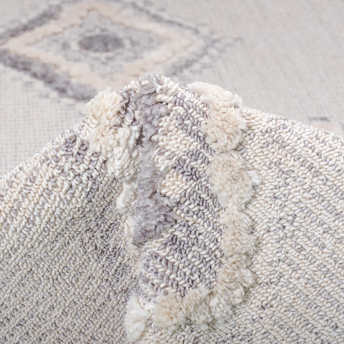 שטיח אטלס 13 אפור/קרם עם פרנזים | השטיח האדום