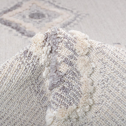 שטיח אטלס 13 אפור/קרם עם פרנזים | השטיח האדום