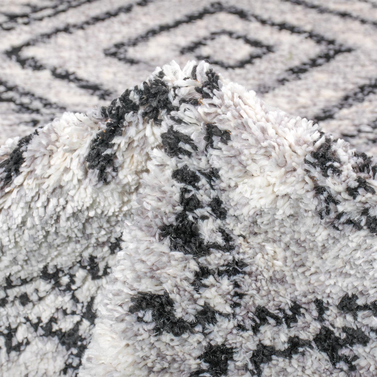 שטיח טנג'יר 10 אפור/שחור עם פרנזים | השטיח האדום