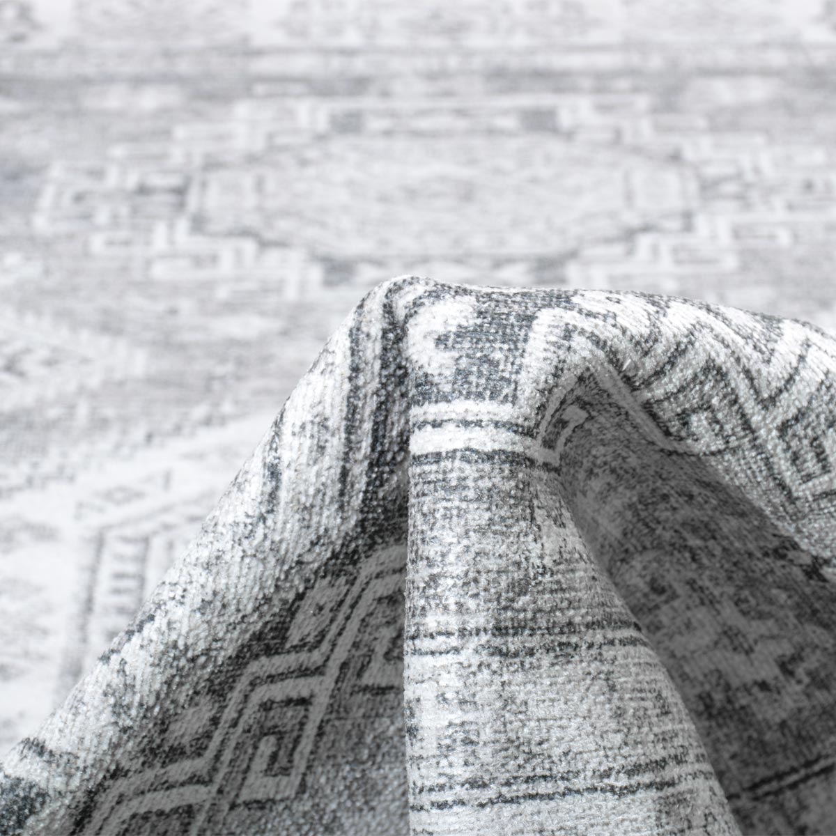 שטיח קשמיר 01 אפור עם פרנזים | השטיח האדום