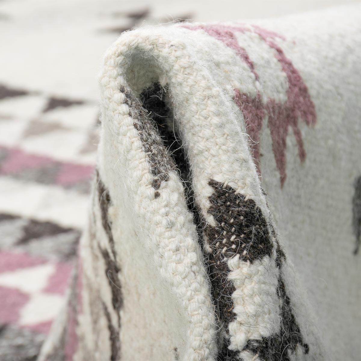 שטיח קילים סקנדינבי 08 לבן/ורוד עם פרנזים | השטיח האדום