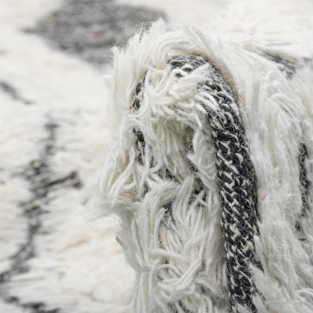 שטיח קילים סקנדינבי 07 אפור עם פרנזים | השטיח האדום