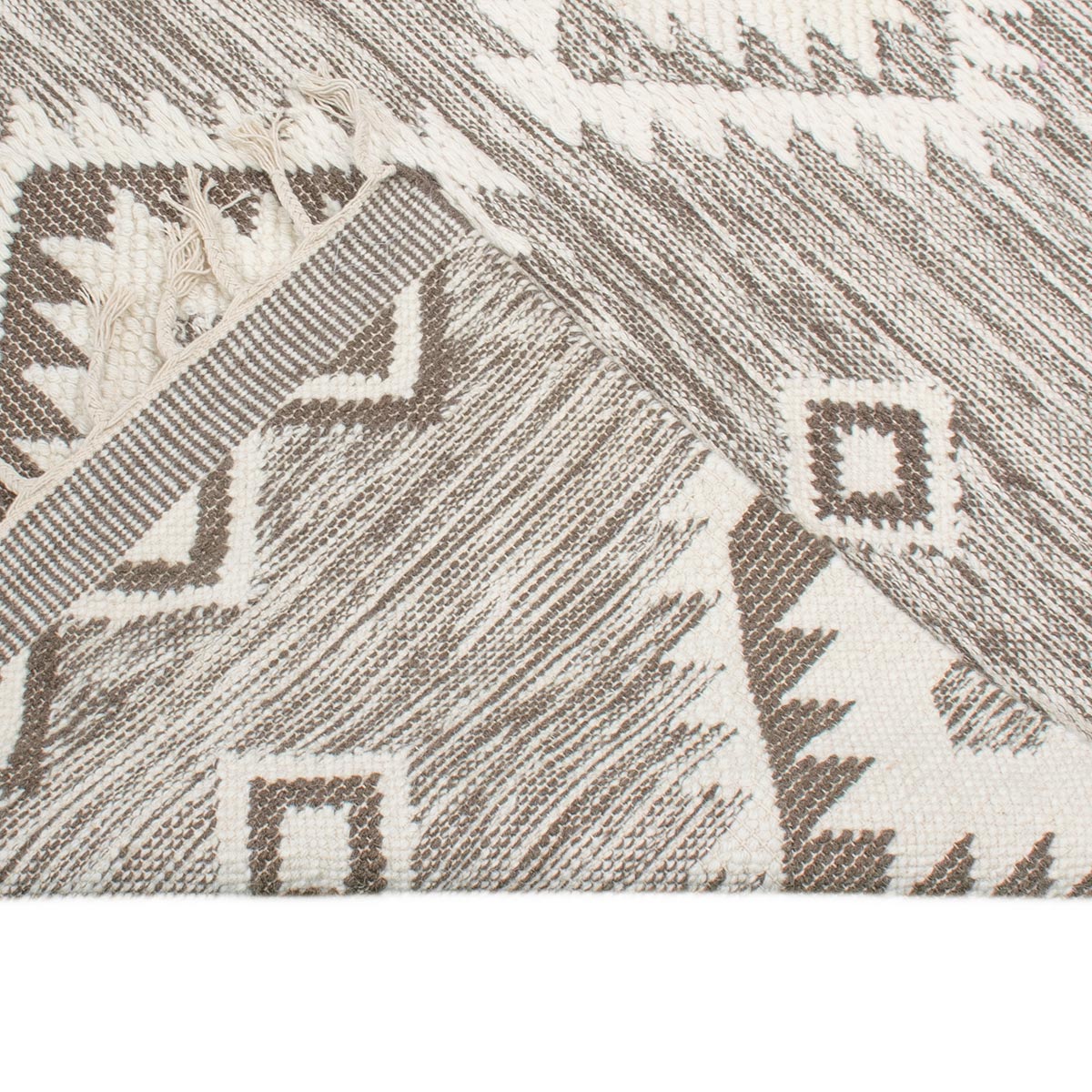 שטיח קילים סקנדינבי 06 חום עם פרנזים | השטיח האדום