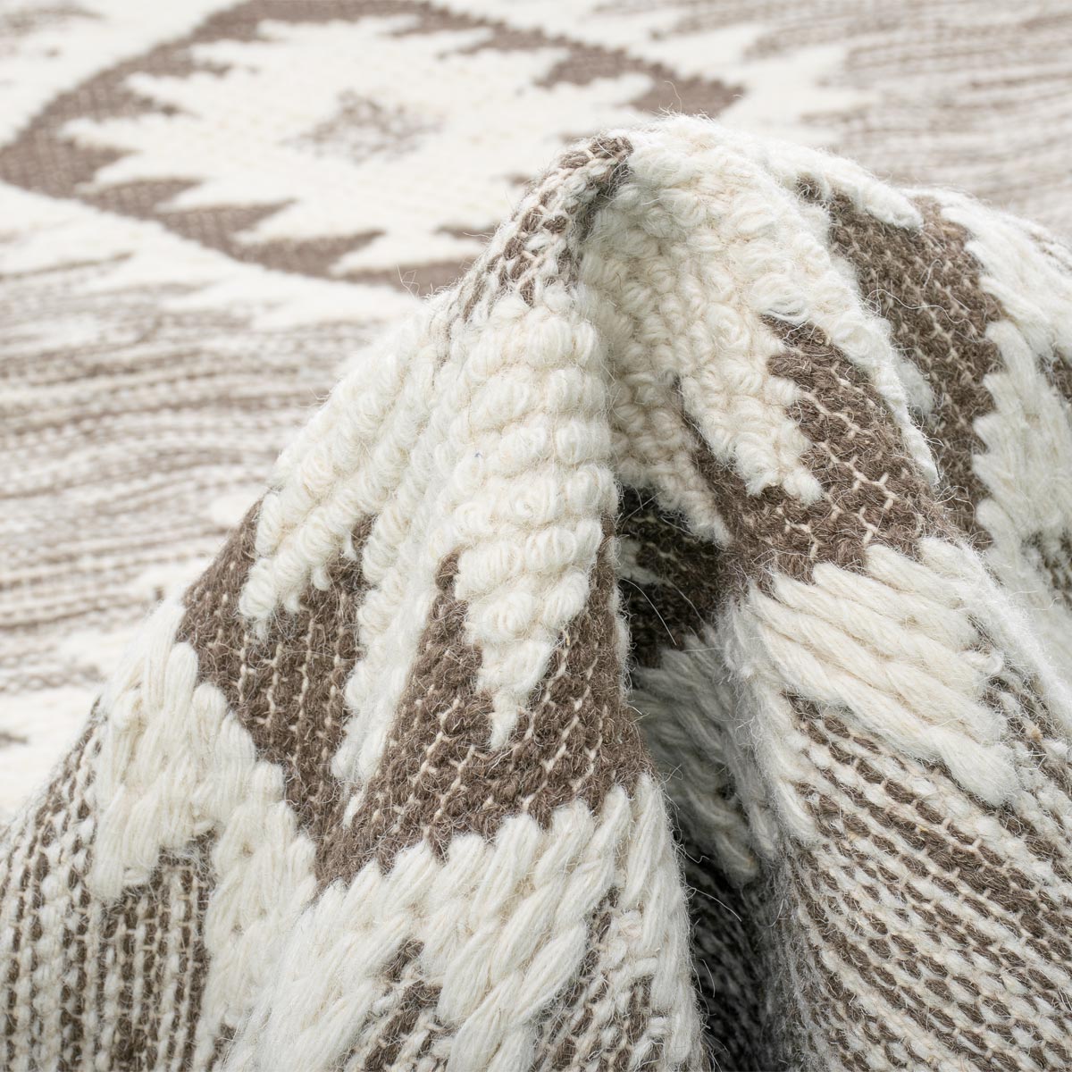 שטיח קילים סקנדינבי 06 חום עם פרנזים | השטיח האדום