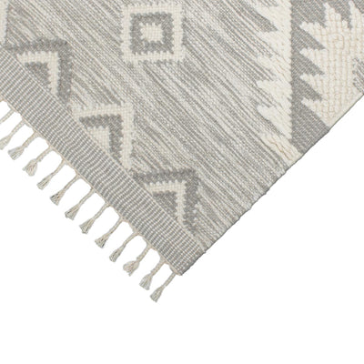 שטיח קילים סקנדינבי 06 אפור בהיר עם פרנזים | השטיח האדום