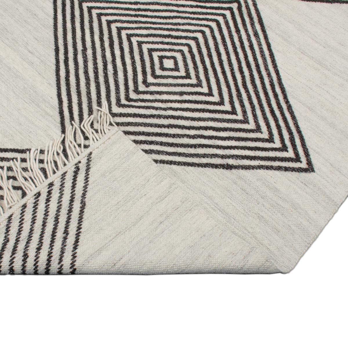שטיח קילים סקנדינבי 16 לבן/אפור כהה עם פרנזים | השטיח האדום