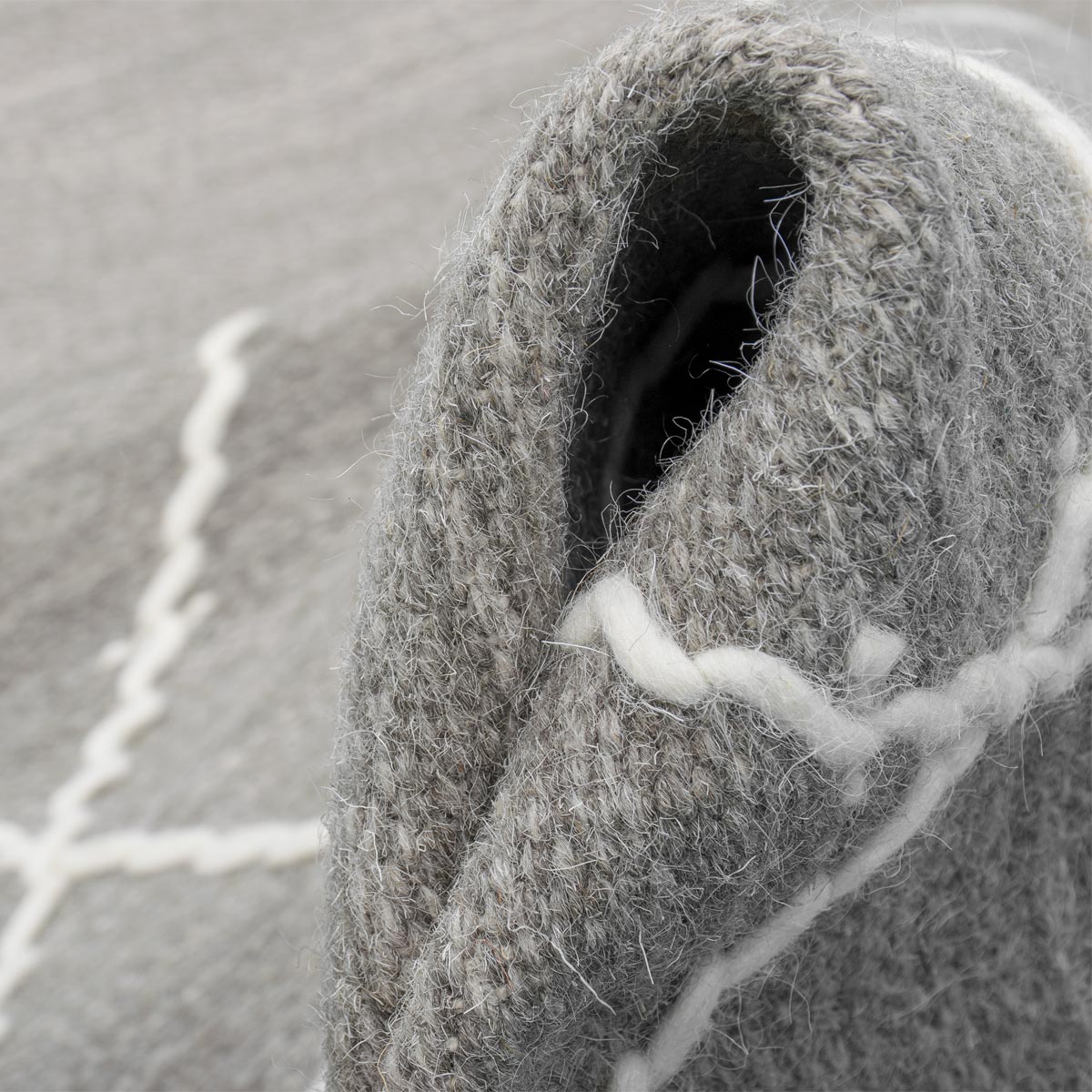 שטיח קילים סקנדינבי 13 אפור ראנר עם פרנזים | השטיח האדום