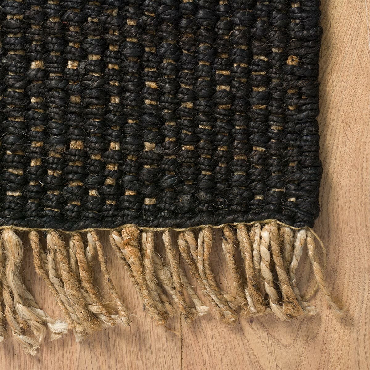 שטיח תמר אריגה גסה 06 שחור/בז' עם פרנזים | השטיח האדום