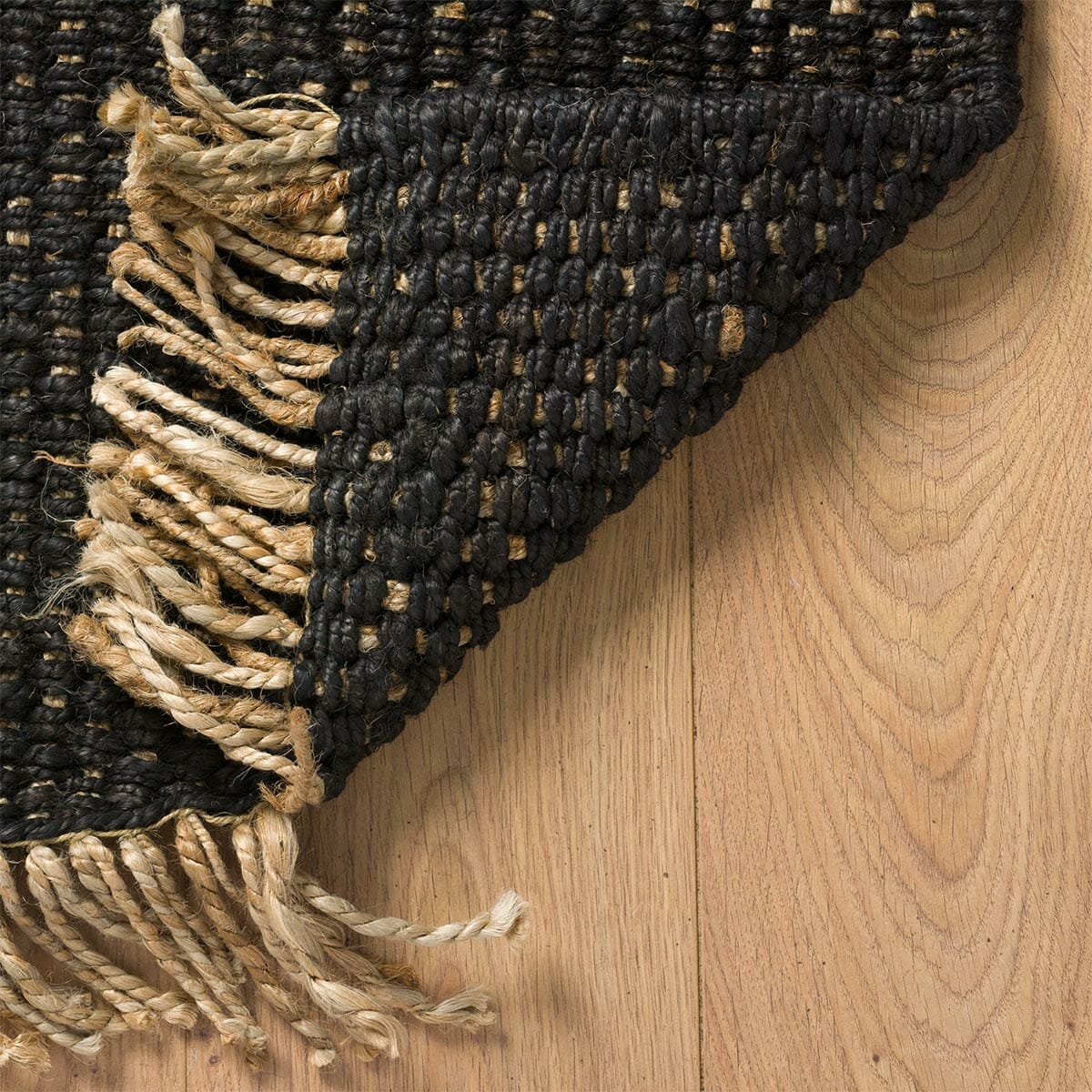 שטיח תמר אריגה גסה 06 שחור/בז' עם פרנזים | השטיח האדום