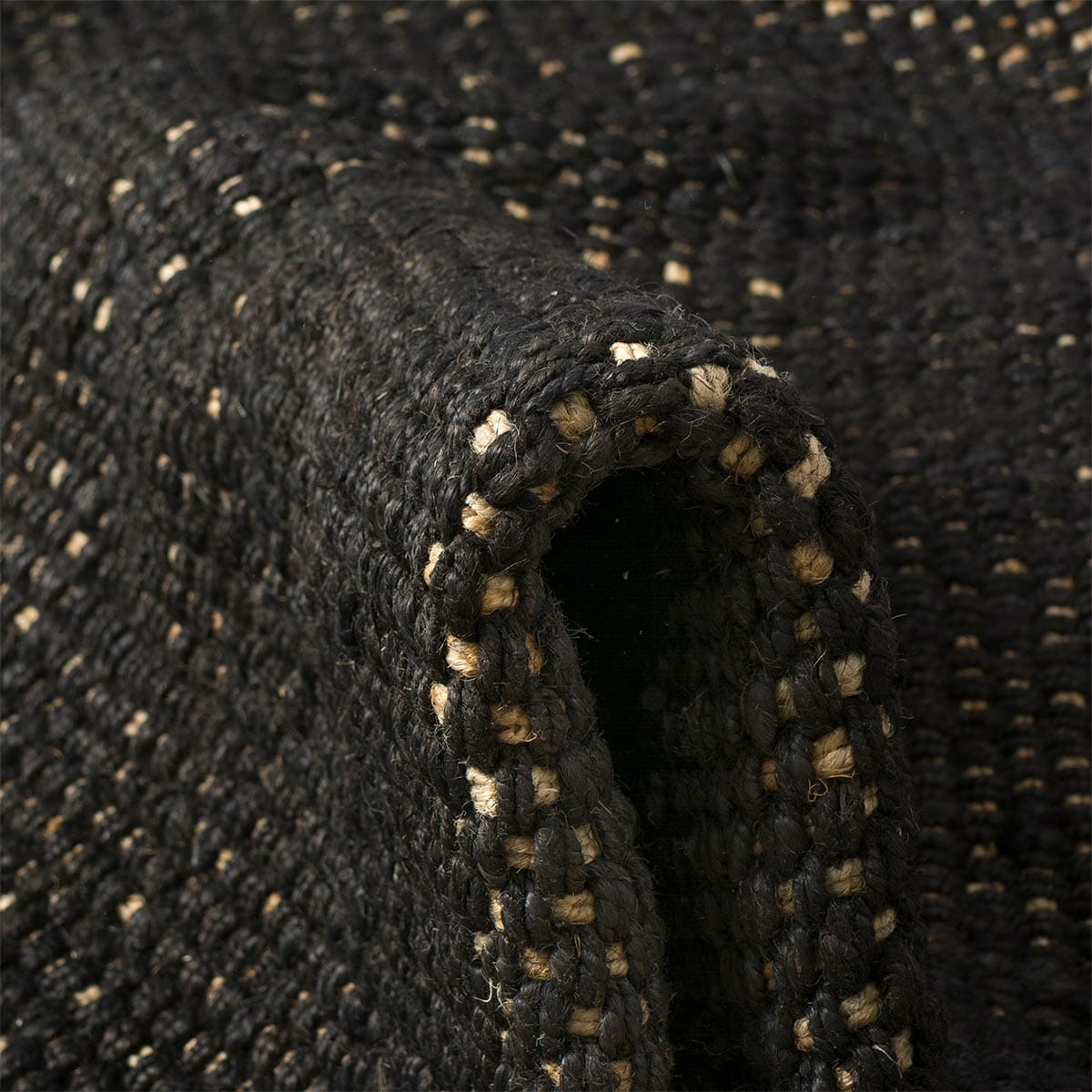 שטיח תמר אריגה גסה 06 שחור/בז' עם פרנזים | השטיח האדום