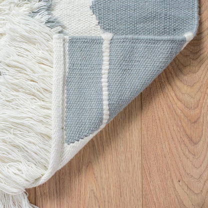 שטיח קילים סקנדינבי 25 כחול/לבן עם פרנזים | השטיח האדום