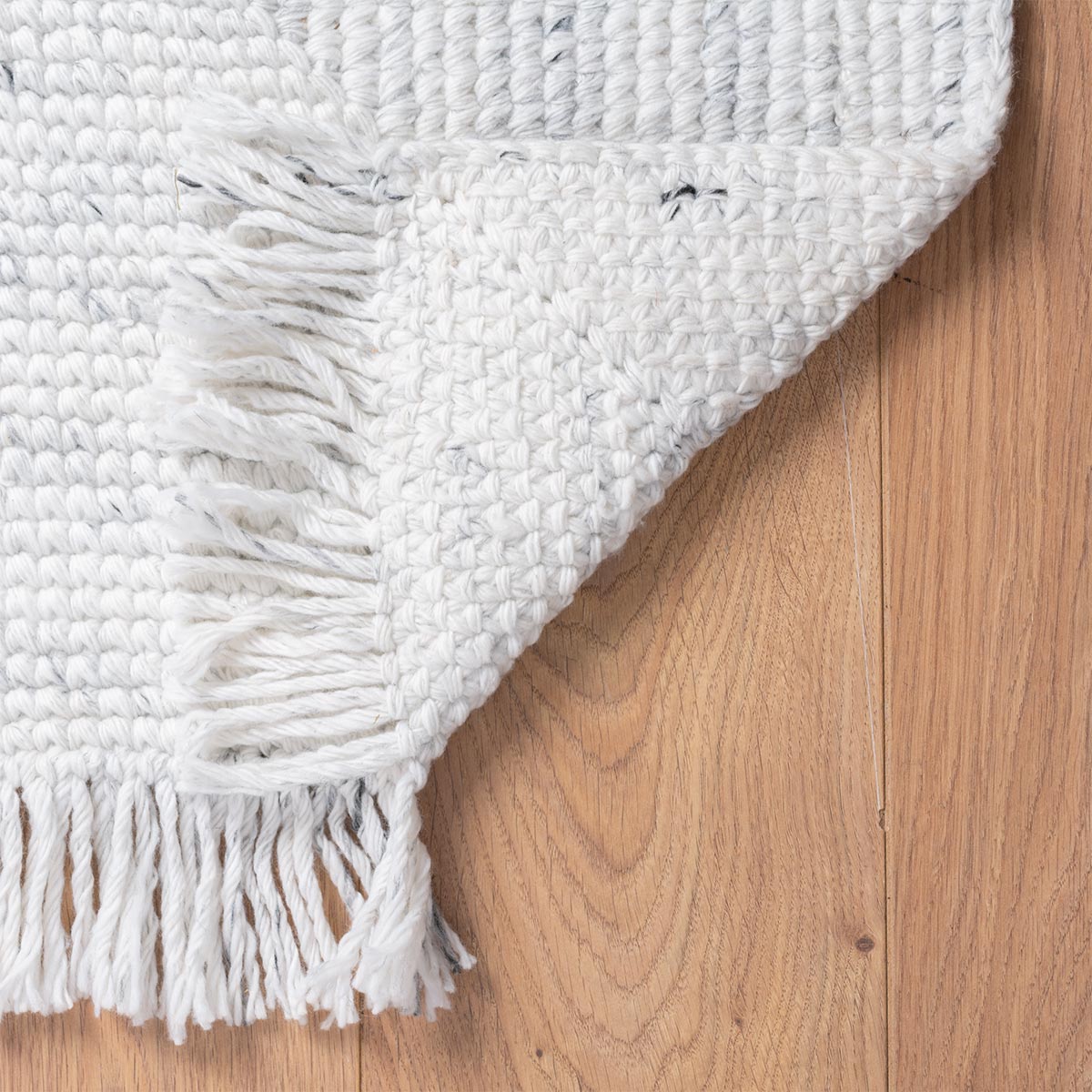 שטיח גרינלנד 09 לבן עם פרנזים | השטיח האדום