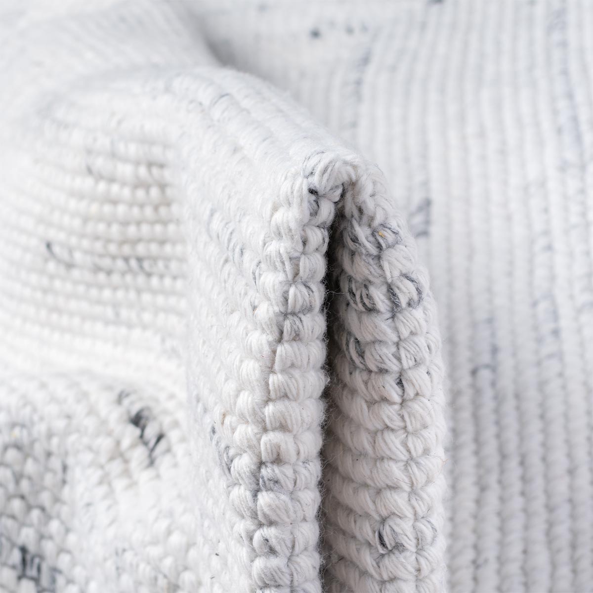 שטיח גרינלנד 09 לבן עם פרנזים | השטיח האדום