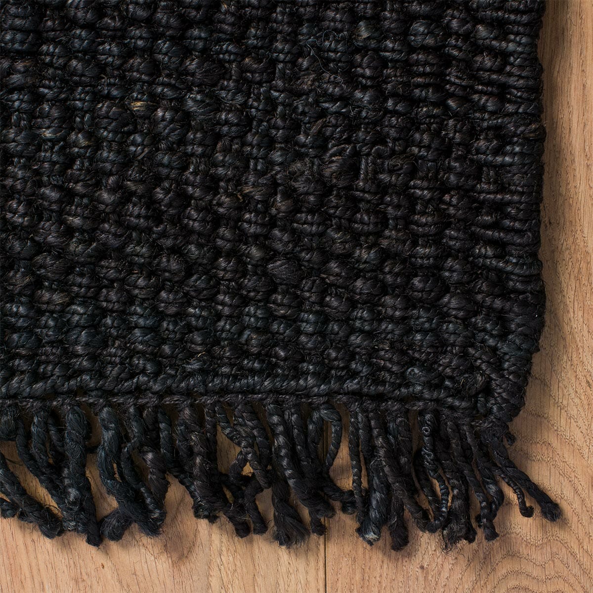 שטיח תמר אריגה גסה 09 שחור עם פרנזים | השטיח האדום