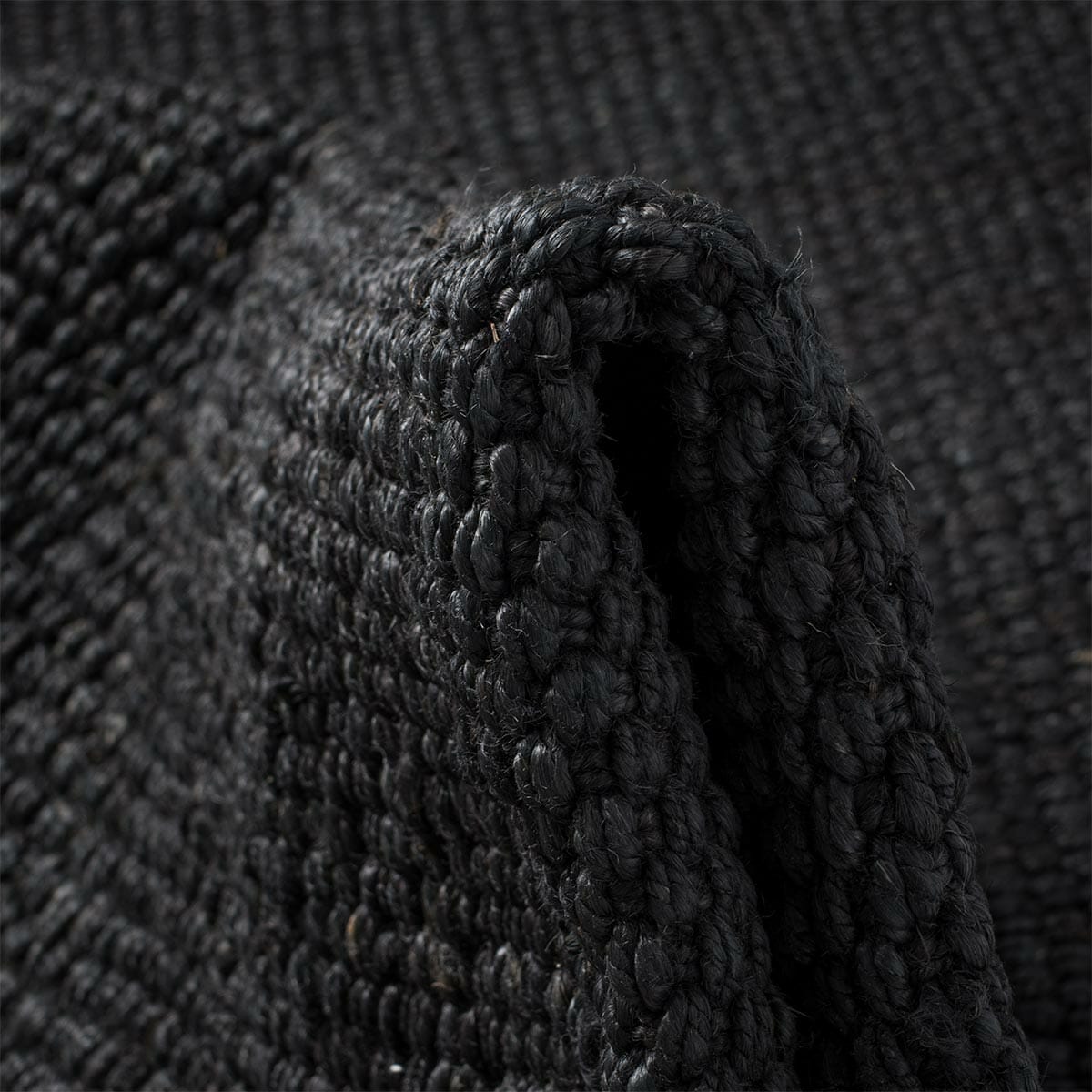 שטיח תמר אריגה גסה 09 שחור עם פרנזים | השטיח האדום