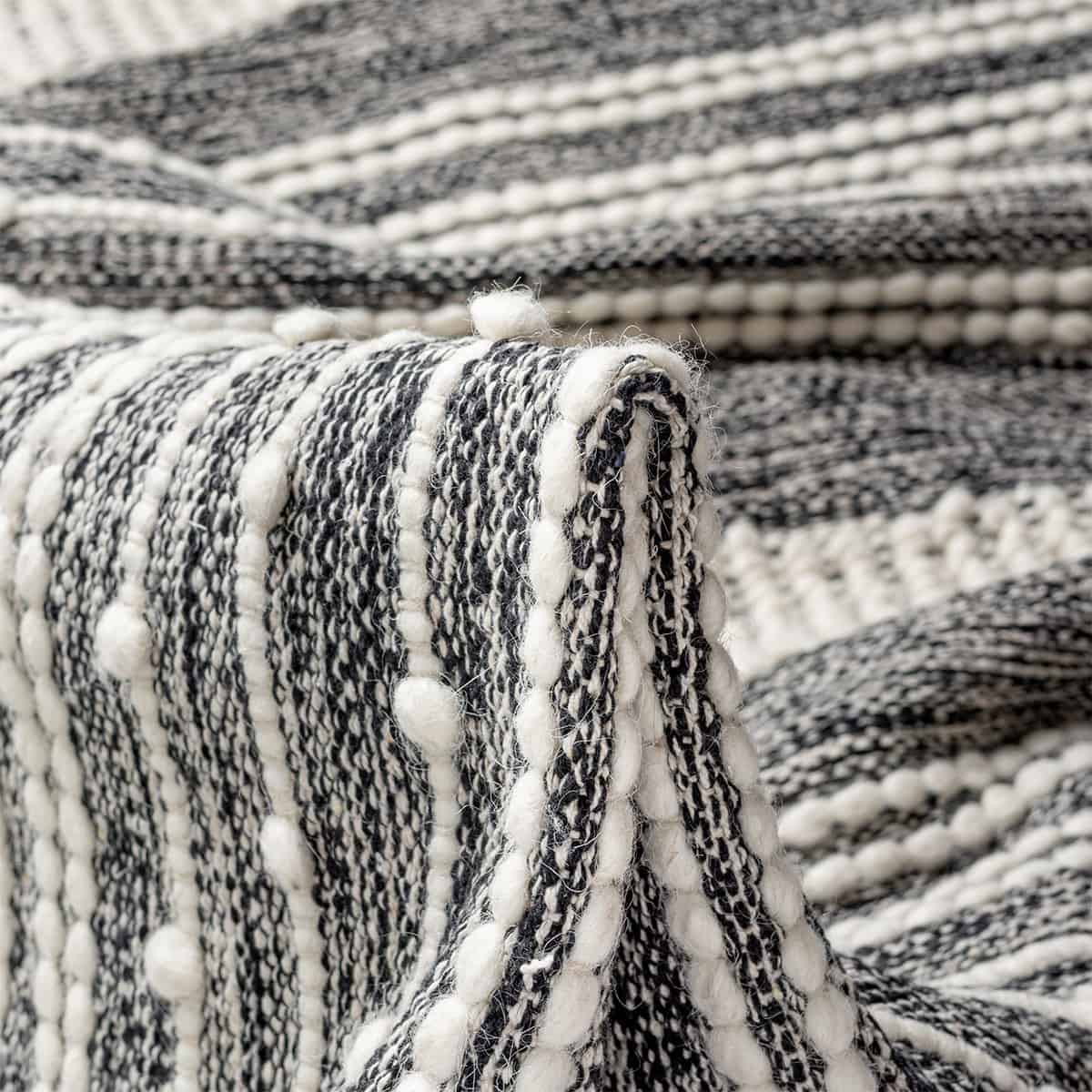 שטיח גפן כותנה 14 שחור/לבן עם פרנזים | השטיח האדום