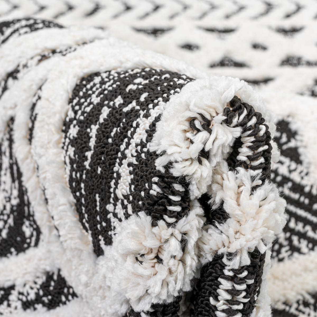 שטיח אטלס 15 אפור כהה/קרם עם פרנזים | השטיח האדום