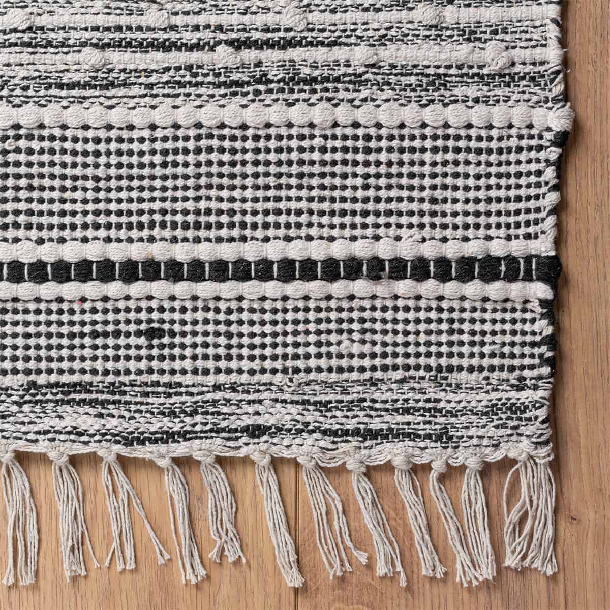 שטיח גפן כותנה 12 שחור/לבן עם פרנזים | השטיח האדום