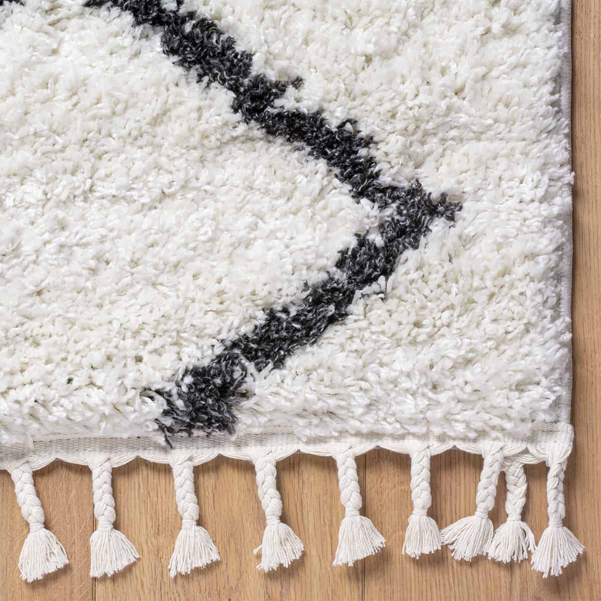 שטיח קזבלנקה 08 לבן/שחור עם פרנזים | השטיח האדום